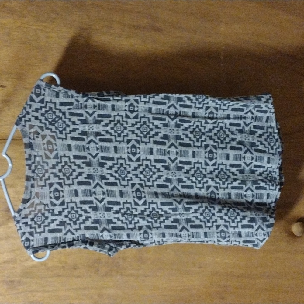 Gray patterned top - Picture 3 of 5